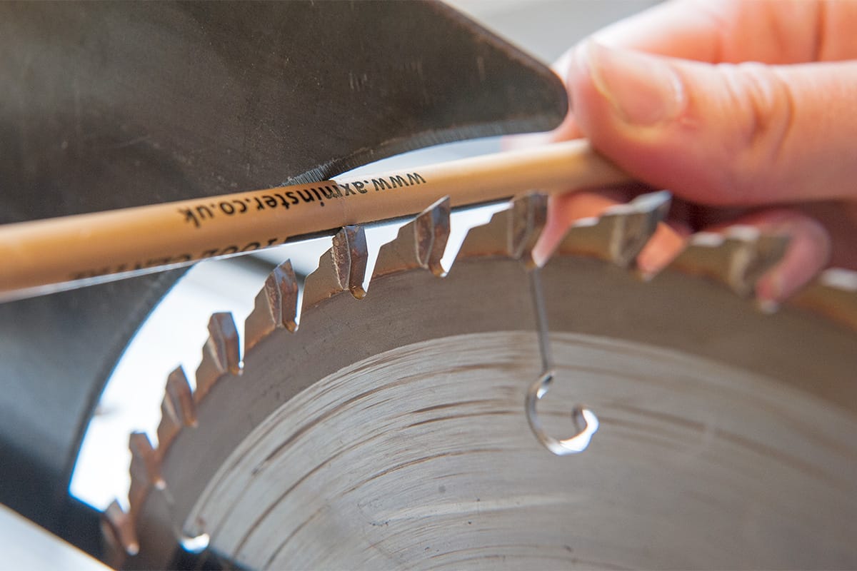 Using the 'pencil technique' to check the riving knife is set correctly