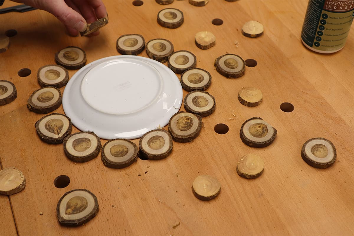 Arrange your rounds around a side plate to keep the circle even